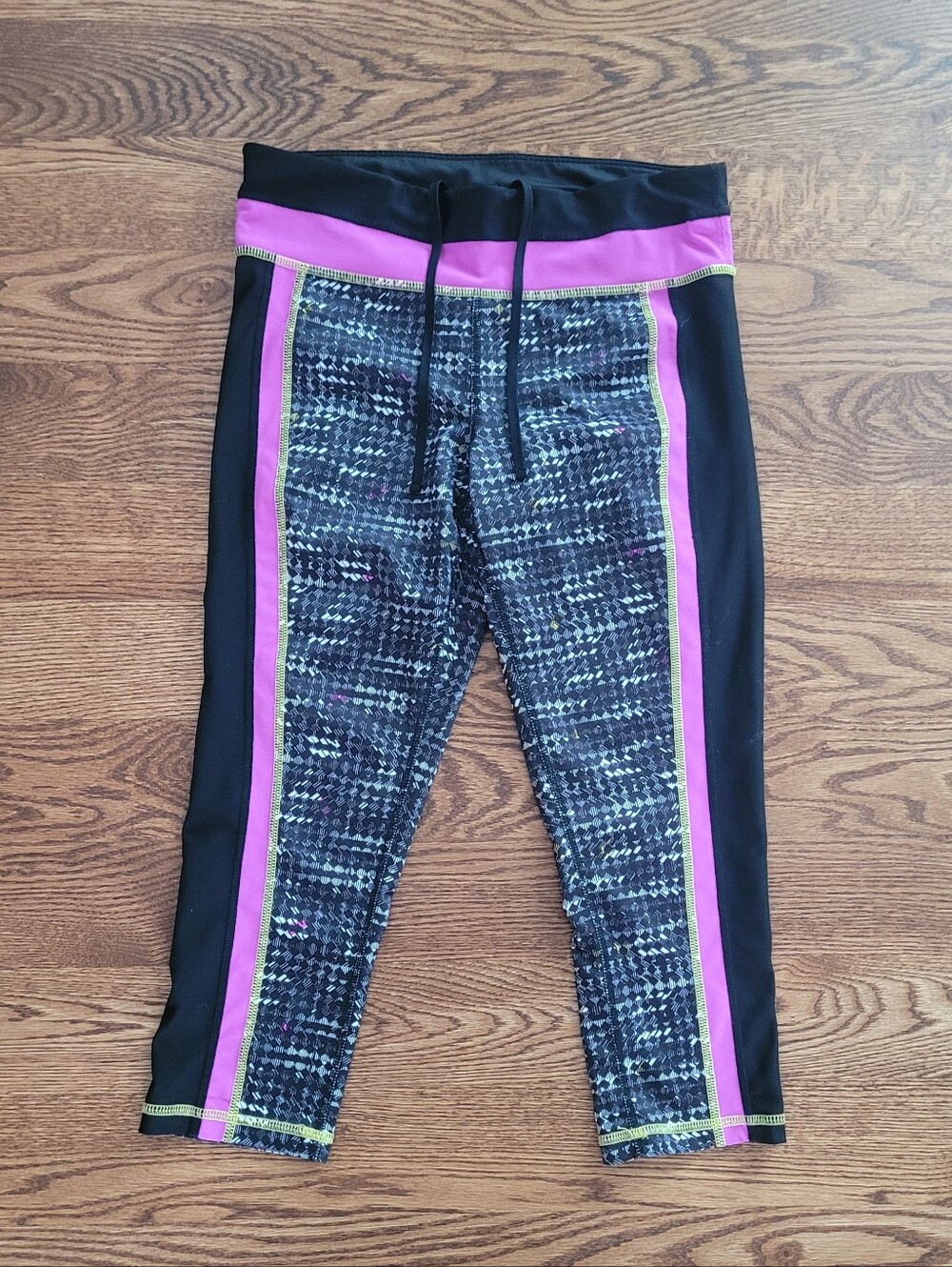 Xersuon Black & Pink Cropped Active Leggings